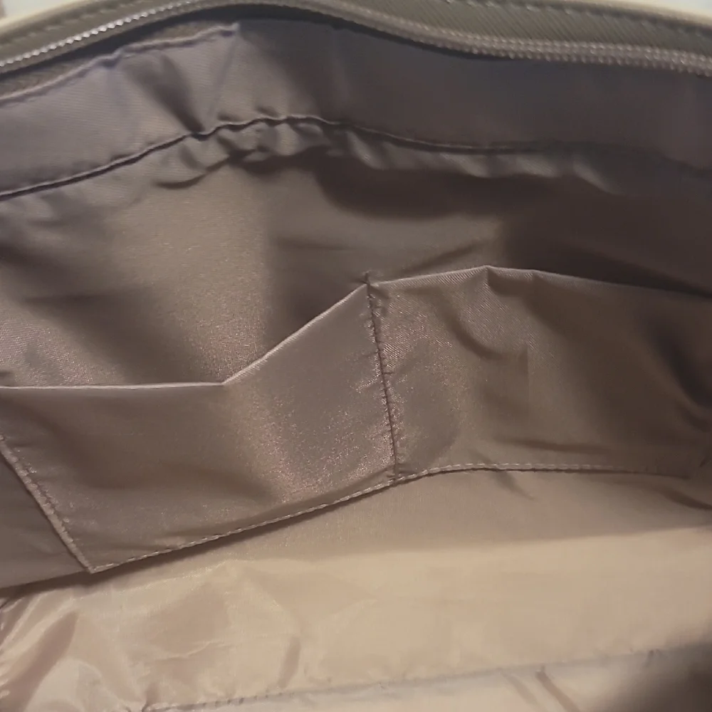 Loulu Two-Tone Tote Bag in Cream and Taupe - Picture 6 of 8